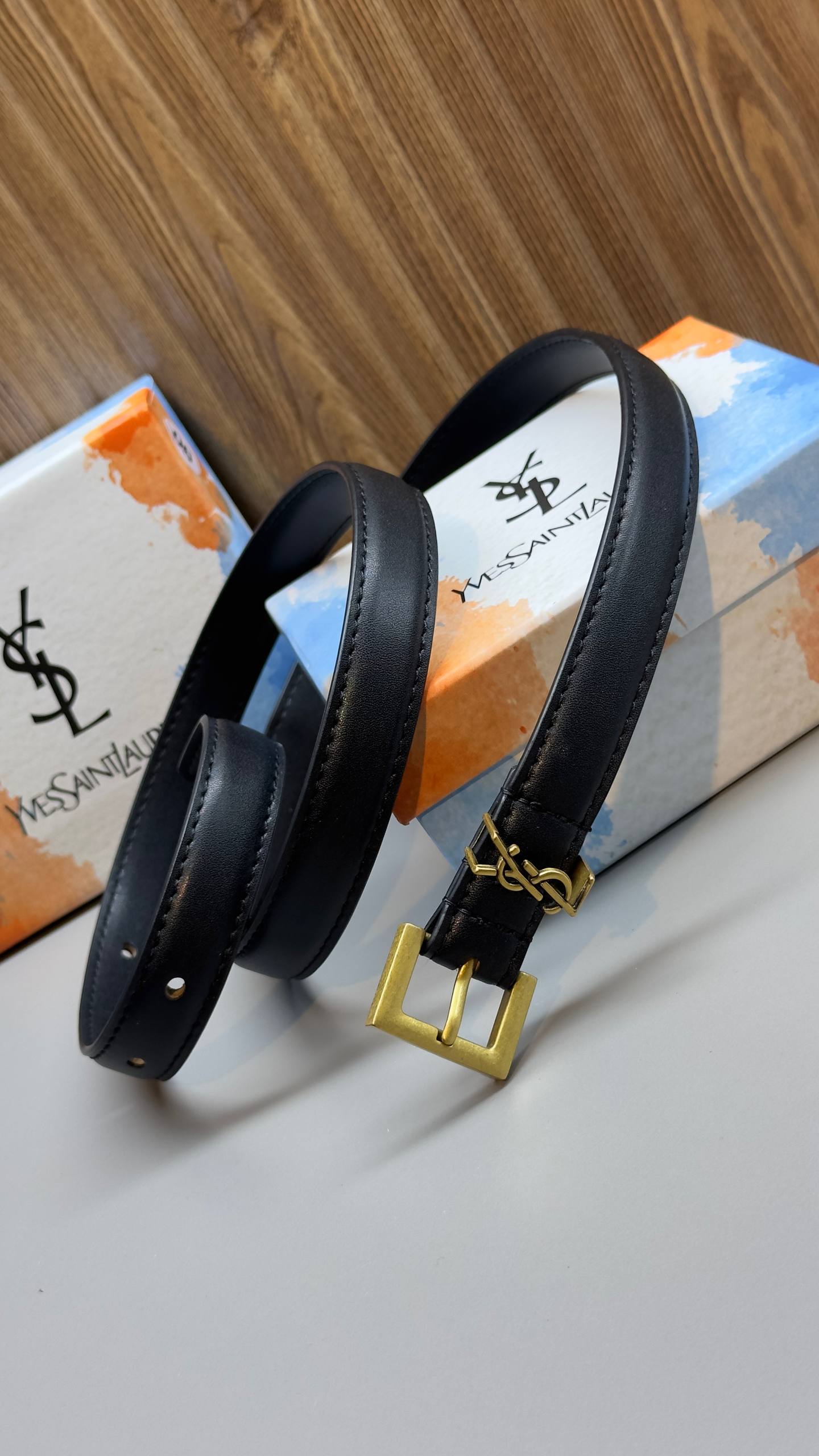 Saint Laurent, Δερμάτινη ζώνη